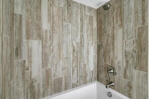 Haartrockner, Handtücher, Seife, Shampoo