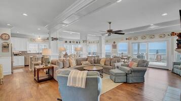 Smart TV, videojuegos, futbolito y tenis de mesa