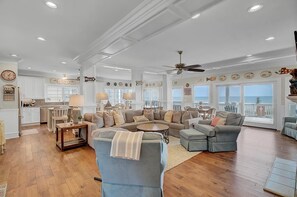 TV connectée, jeux vidéo, baby-foot, table de tennis de table