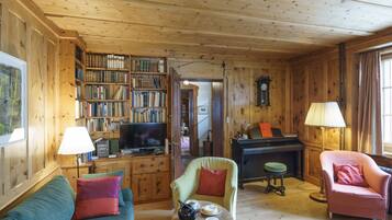 Fernseher, DVD-Player, Tischtennisplatte