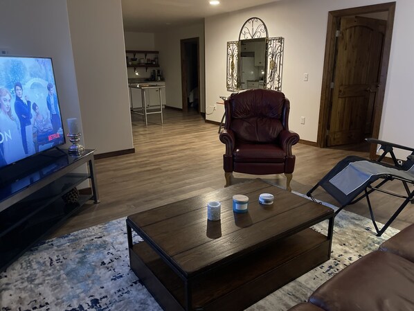 TV - 2Bed 2bath Great location with Jeep Commander (Whitefish)