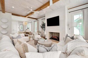 Smart TV, chimenea, libros