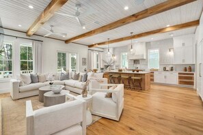 Smart-TV, Kamin, Bücher