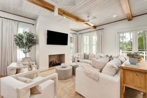 Smart TV, chimenea, libros