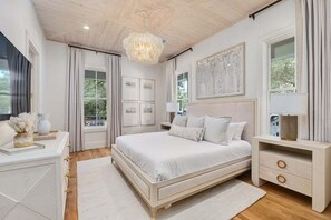 7 slaapkamers, een bureau, een strijkplank/strijkijzer, reisbedje