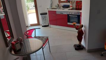Cafetera o tetera, frigorífico, horno y placa de cocina