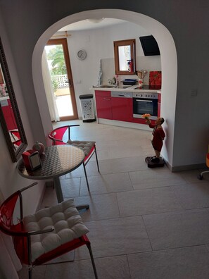 Kjøleskap, ovn, kokeplater og oppvaskmaskin