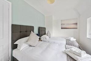 3 chambres, fer et planche à repasser, Wi-Fi, draps fournis