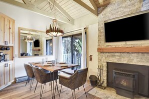 Dining - Seasons 4 194- Pet Friendly, Close to Village and (Mammoth Lakes)