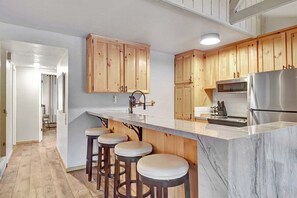Fridge, microwave, oven, stovetop - Seasons 4 194- Pet Friendly, Close to Village and (Mammoth Lakes)