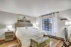 3 bedrooms, WiFi, bed sheets - Seasons 4 194- Pet Friendly, Close to Village and (Mammoth Lakes)