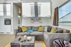 TV - The Billy Shed  - sleeps 5 guests  in 3 bedrooms (Bridport)