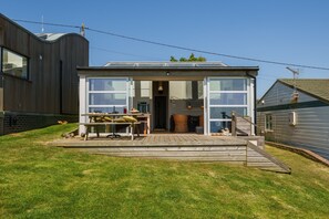Outdoor dining - The Billy Shed  - sleeps 5 guests  in 3 bedrooms (Bridport)