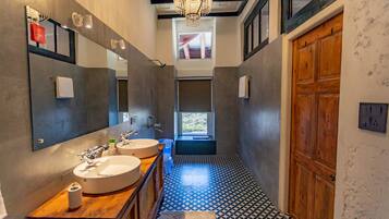 Classic Double Room | Bathroom | Shower, rainfall showerhead, free toiletries, towels