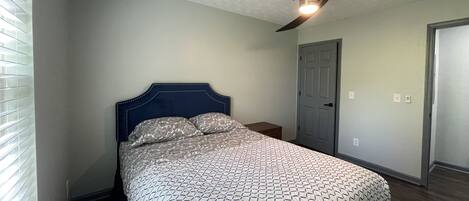 3 slaapkamers, een strijkplank/strijkijzer, wifi, beddengoed