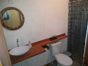 Shower, soap, toilet paper - House in the center of Cesário Lange for daily rental. Area with swimming pool and garden. (Centro Cesário Lange)