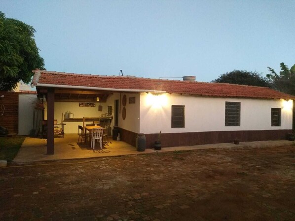 Outdoor dining - House in the center of Cesário Lange for daily rental. Area with swimming pool and garden. (Centro Cesário Lange)