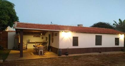 House in the center of Cesário Lange for daily rental. Area with swimming pool and garden.