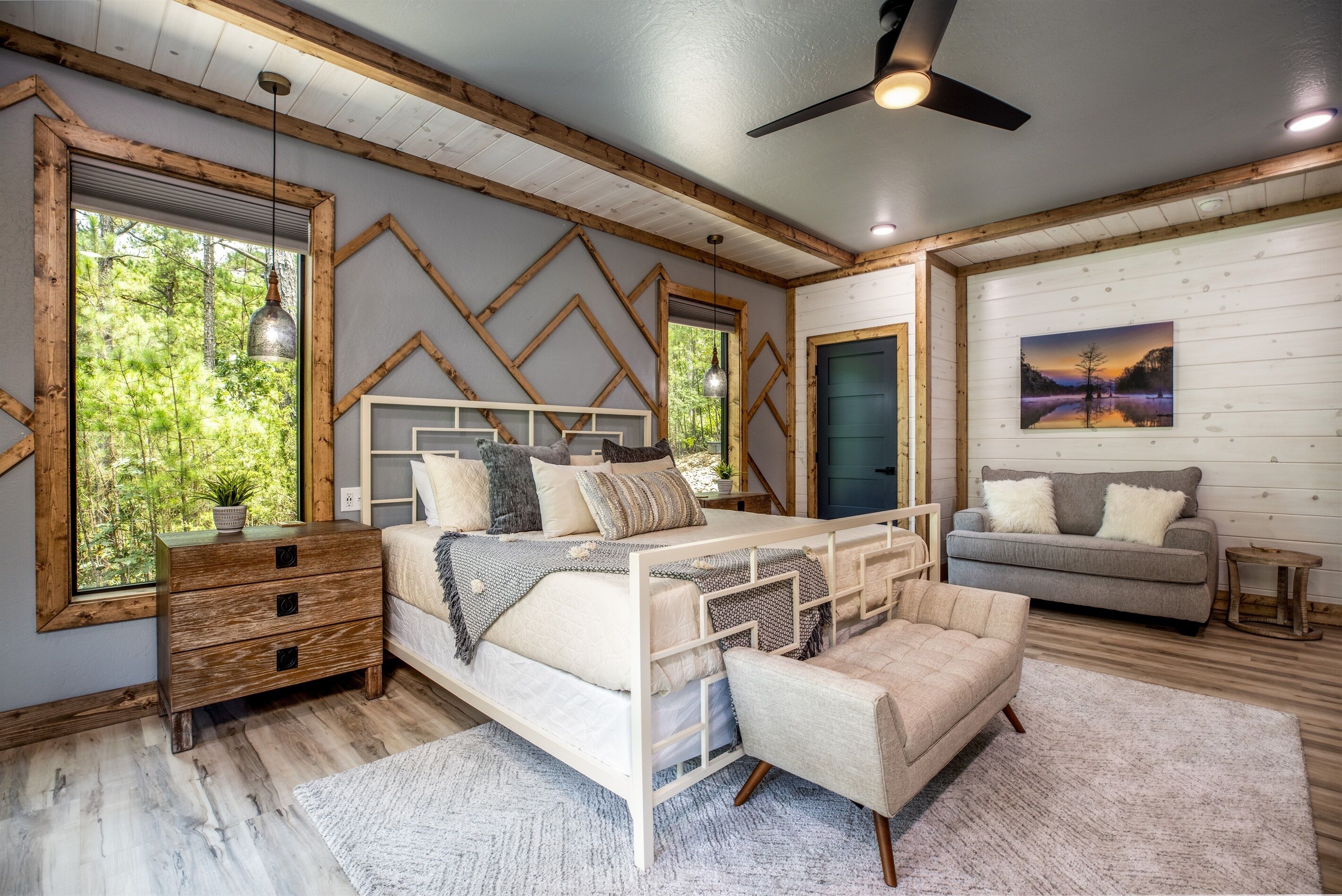 Un dormitorio con cama, cómoda y zona de estar.
