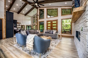 Smart TV, chimenea, futbolito y tenis de mesa