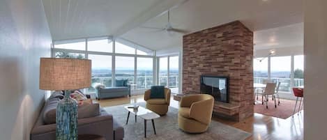 TV connectée, cheminée, livres