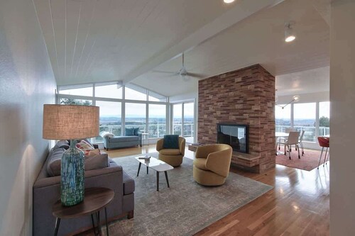 Vino Vista - Mid-Century Stunning Views w Deck
