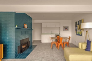 Smart TV, chimenea y oficina 