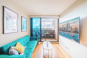 Appartement familial | Aire de séjour | Téléviseur connecté de 75 po avec télévision numérique, téléviseur