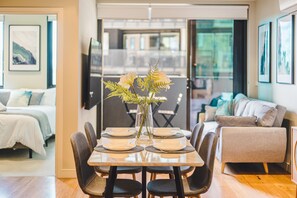 Phòng đôi tiện nghi đơn giản, 2 giường cỡ queen | Khu phòng khách | Smart TV 75-inch có truyền hình kỹ thuật số, TV, Netflix 