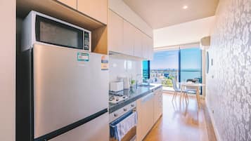 Comfort Studio Suite | Private kitchen | Full-size fridge, microwave, oven, stovetop
