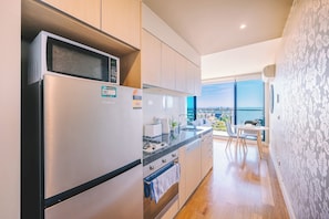 Comfort Studio Suite | Private kitchen | Full-size fridge, microwave, oven, stovetop