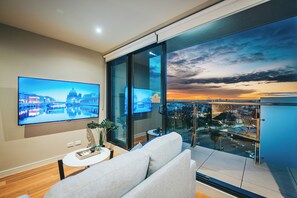 Appartement classique | Aire de séjour | Téléviseur connecté de 75 po avec télévision numérique, téléviseur