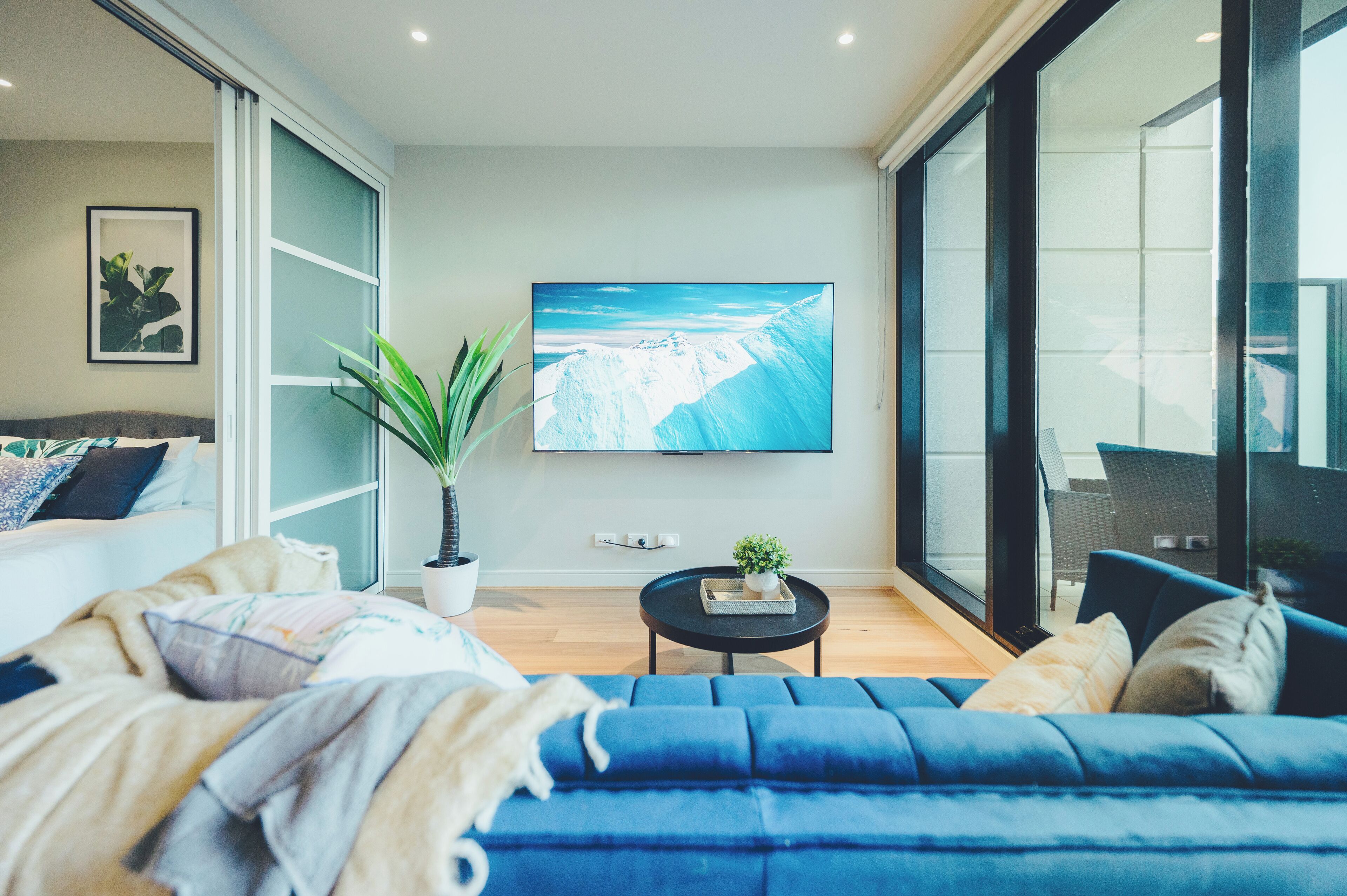 Eenvoudig appartement | Woonruimte | Een 75-inch smart-tv met digitale zenders, een televisie en Netflix