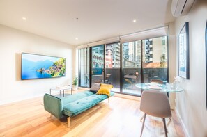 Appartement Ville | Aire de séjour | Téléviseur connecté de 75 po avec télévision numérique, téléviseur