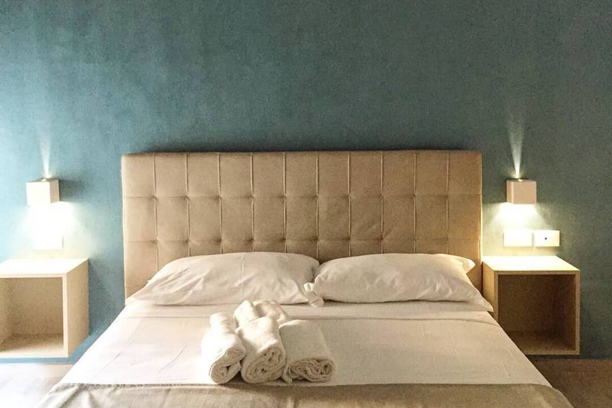 Habitación doble | Minibar, caja de seguridad en la habitación y escritorio