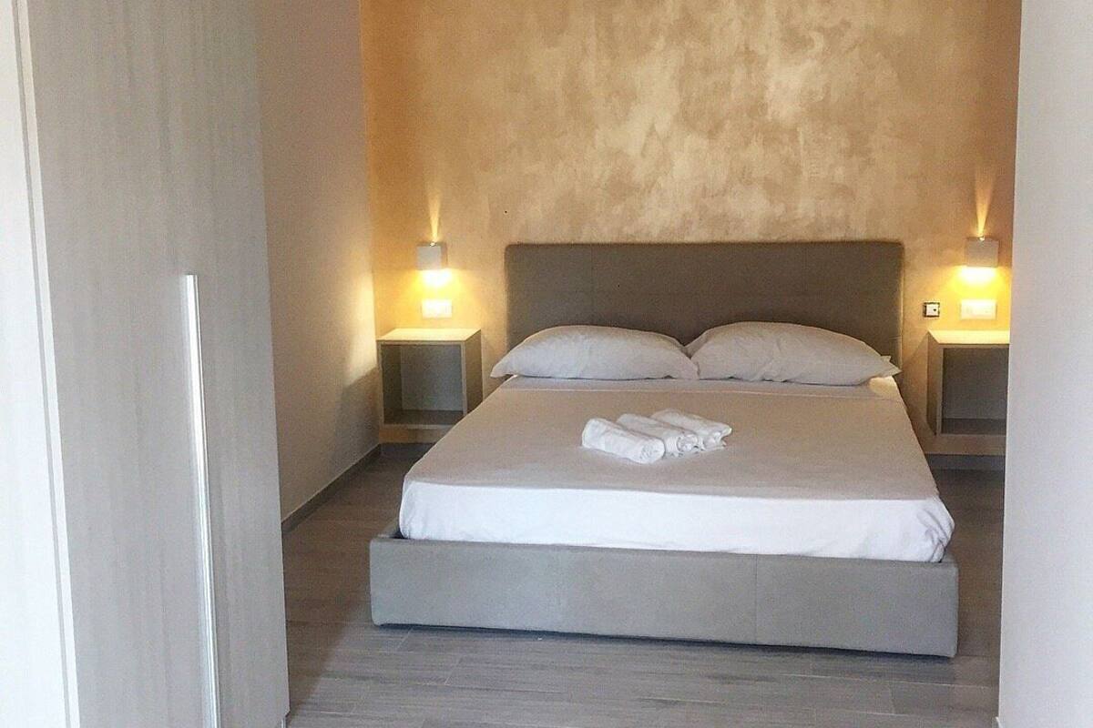 Habitación cuádruple | Minibar, caja de seguridad en la habitación y escritorio