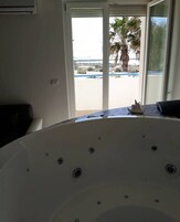 Suite estudio Deluxe | Minibar, caja fuerte, escritorio y espacio para trabajar con un portátil