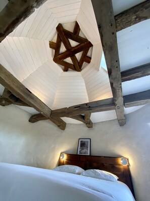 4 chambres, bureau, fer et planche à repasser, lit parapluie