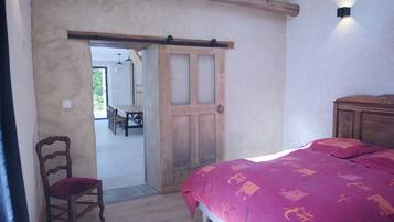 2 bedrooms, desk, iron/ironing board, travel crib