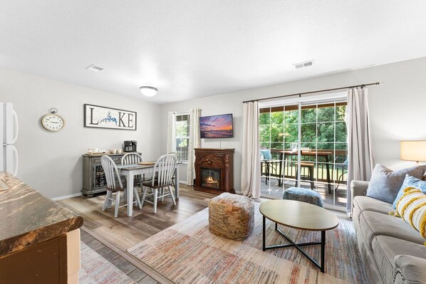 Smart TV, fireplace