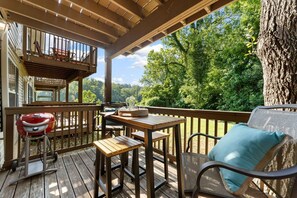 Outdoor dining - Tucked Away 1bd with King bed Close to it all! (Branson)