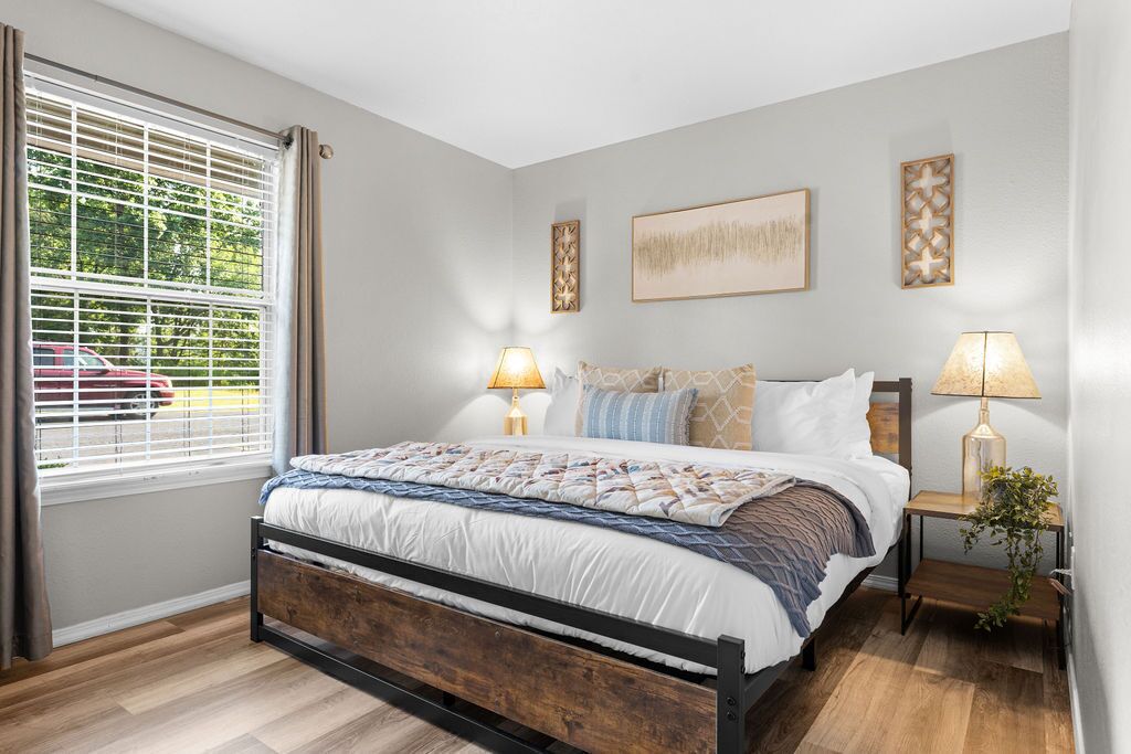 Tucked Away 1bd with King bed Close to it all!