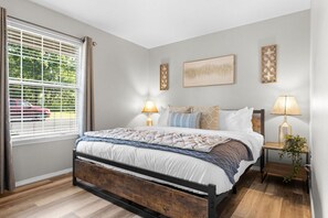 1 bedroom, iron/ironing board, free WiFi, bed sheets - Tucked Away 1bd with King bed Close to it all! (Branson)