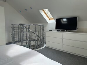 1 habitación, escritorio, tabla de planchar con plancha y wifi gratis 