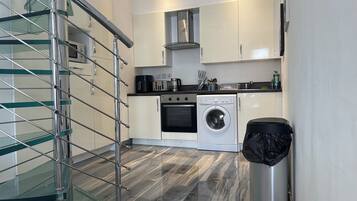 KĂŒhlschrank, Mikrowelle, Ofen, Herdplatte