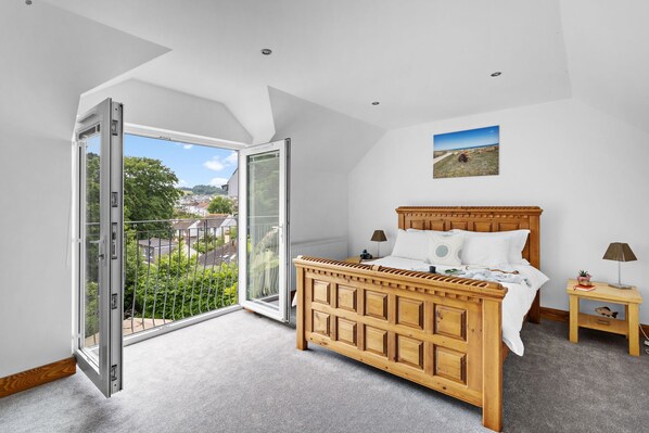 4 bedrooms, iron/ironing board, internet, bed sheets