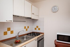 Refrigerador, microondas, horno y utensilios de cocina 