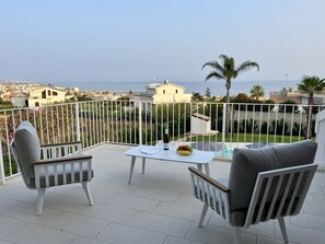 Property grounds - Villa MarePerla, an oasis of luxury and comfort in Donnalucata. Only 5 minutes from the sea.  (Donnalucata)