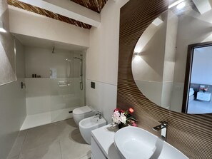 Shower, hair dryer, bidet, towels - Villa MarePerla, an oasis of luxury and comfort in Donnalucata. Only 5 minutes from the sea.  (Donnalucata)