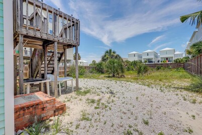 Cute cottage across from the Gulf